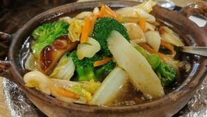 Sea cucumber with abalone mushrooms at Vegie Bowl in Springvale