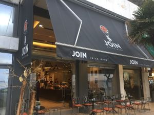 Nice seating inside and outside  at JOIN Juice Bars - Paleon Patron Germanou in Thessaloniki