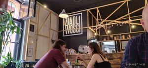 Wnętrze przyjemne, jest też mały ogródek na zewnątrz at Zjadliwości in Lodz