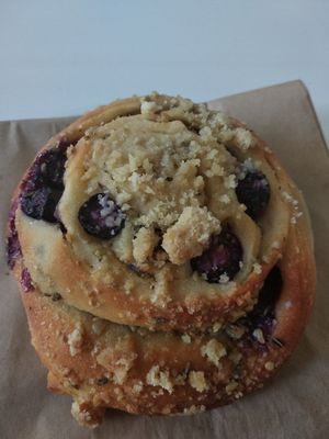 Drożdżówka orkiszowa z borówkami at Zjadliwości in Lodz