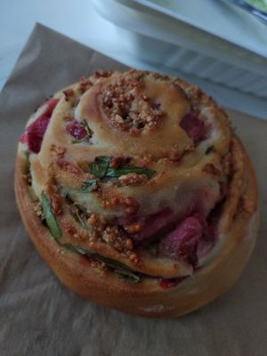 Drożdżówka orkiszowa z truskawkami, bazylią tajską at Zjadliwości in Lodz