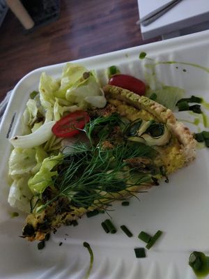 Tarta wytrawna z zielonymi warzywami + sałatka at Zjadliwości in Lodz