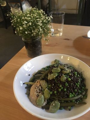 pea & bean dish with tahini sauce (in polish: czarna soczewica z zielonymi: fasolką szparagową, bobem i groszkiem, z sosem sezamowo-daktylowym) at Zjadliwości in Lodz