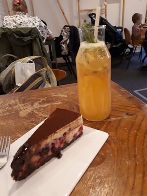 Cake with peach&thyme lemonade at Zjadliwości in Lodz