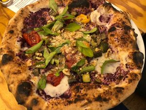 Pizza ‚Veganheaven‘ mit frittierter Zuccini und Aubergine, veganem Mozzarella, etc. / Pizza ‚Veganheaven‘ with fried zuccini and eggplant, vegan mozzarella, ...  at Antica Pizzeria Nennillo in Cologne