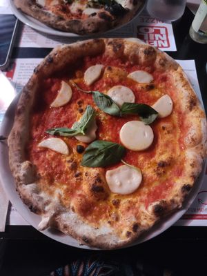 Vegan margherita at Antica Pizzeria Nennillo in Cologne