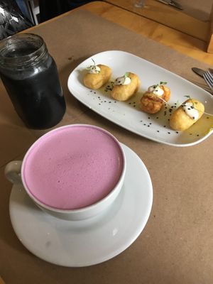 Latte de remolacha, limonada de carbón  at De/Raiz Cocina Café - Calle 65 in Bogota