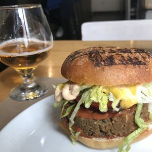 Hamburguesa clásica  at De/Raiz Cocina Café - Calle 65 in Bogota