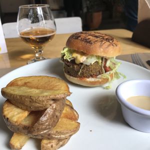 Hamburguesa clásica  at De/Raiz Cocina Café - Calle 65 in Bogota