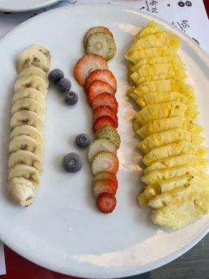 Fruit Plate - strawberries were not fresh and blueberries were frozen at De/Raiz Cocina Café - Calle 65 in Bogota