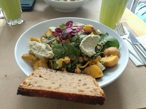 ensalada at De/Raiz Cocina Café - Calle 65 in Bogota