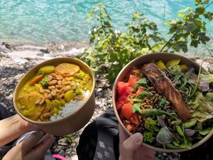 links das Curry, rechts die Bowl at Joyce in Reutte
