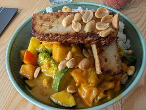 Veganes Sweet Potato Coconut Curry at Joyce in Reutte