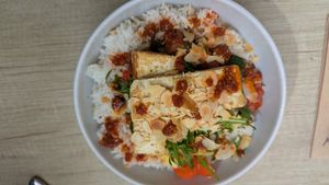 Wochengericht mit Spargel und extra Tofu (deutlich zu viel Reis im Vergleich zum Gemüseanteil) at Joyce in Reutte