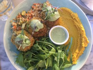 No-meatballs plate : oat salad, rucula, red lentils balls, squash hummus at The Therapist - LxFactory in Lisbon