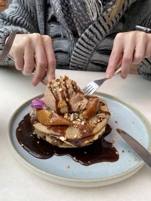 Apple cinnamon pancakes!! #Veganuary at The Therapist - LxFactory in Lisbon