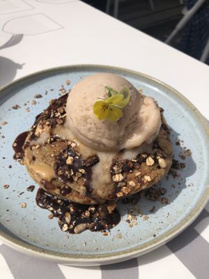 Gf pancakes with caramel miso glaze and nicecream (6,50€)  at The Therapist - LxFactory in Lisbon
