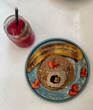 Tutti Frutti Pancakes and Pink Lemonade   at The Therapist - LxFactory in Lisbon