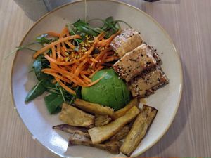 Tofu and avocado bowl at The Therapist - LxFactory in Lisbon