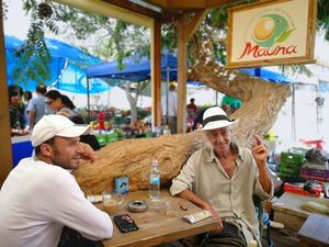The famous tree and nice people to sit with at Mauna - Vegan Kitchen in Mitzpe Ramon