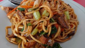 Mie goreng tomyun at Alay Vegetarian in Singaraja