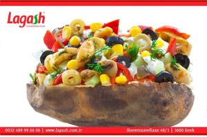 kumpir, stuffed/baked patatoes.
Large patatoes filled with plant-based butter, vegan cheese and large variety of vegetable toppings and sauces. at Lagash in Genk