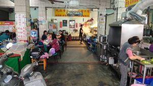 View into the eatery at Jiǔ Pǐn Xiāng 九品香素食館 - Lingya Night Market in Kaohsiung