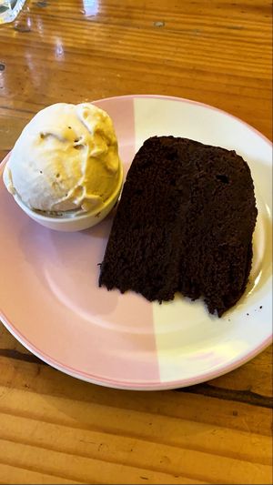 Torta de choco y maní homemade helado  at Helecho in Medellin
