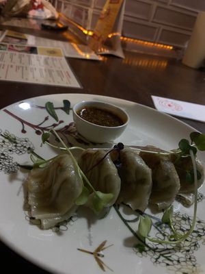 Solo tome esta foto de la entrada Gyozas, muy buenas. Recomendado sushi stick de queso crema, sushi golden y sushi pepita. Te amo helechoooo  at Helecho in Medellin