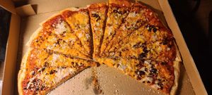 Vegan cheese pizza with sundried tomatoes at Sugar Pine Pizza in Oakhurst