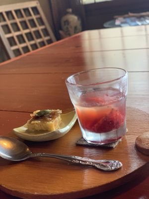 Sour apple juice and strawberry juice & polenta and plum cake at Nyabinghi in Ikoma
