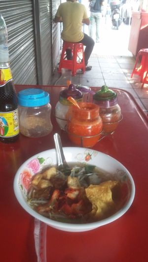 Tasty noodle soup with vegan "pork" at Pan Road - Vegan Food Cart in Bangkok