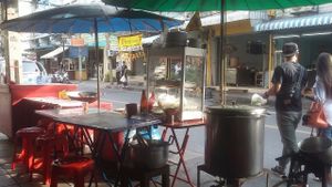 View to the street, to show the real relative  location. at Pan Road - Vegan Food Cart in Bangkok
