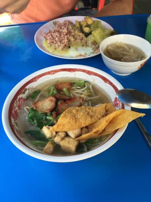 Noodle soup and green curry  at Pan Road - Vegan Food Cart in Bangkok
