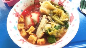 Yen Ta Fo noodle soup with the cutest bowl at Pan Road - Vegan Food Cart in Bangkok