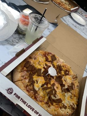 The vegan to-go pizza comes with lettuce & tomato but they put it on the side which I was happy about because I made a salad 🥗   at Roots Pizza in Chicago