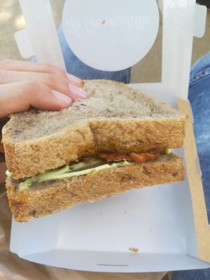 Sandwich con Pesto di Mandorle, Basilico e Pomodori Secchi, Tempeh e Mayo Veg at La Granadilla in Forli