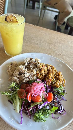 Plato y jugo del día. Arroz jazmín, con cebolla y zetas. Lentejas y ensalada. Jugo con varios ingredientes, como: cúrcuma, jengibre entre otros.  at Obrigado Cafe in San Juan