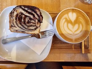 Raspberry-chocolate swirl (vegan) and plant-milk latte at Madal Coffee Co - Ferenciek Tere in Budapest
