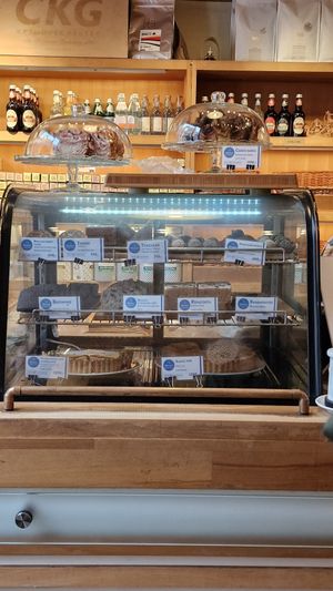 Looks like all food options are vegan by now. Alt milk still costs extra though at Madal Coffee Co - Ferenciek Tere in Budapest