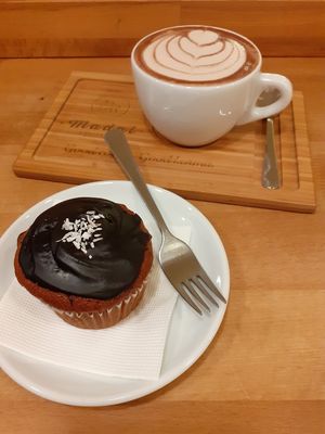 Muffin & hot chocolate at Madal Coffee Co - Ferenciek Tere in Budapest