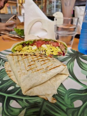 Wrap mit Tofu und Hummus at Roots in Tenerife