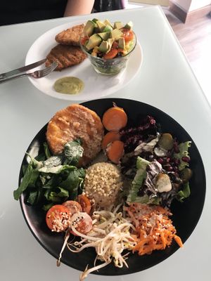 Buddha bowl protéico  at Roots in Tenerife