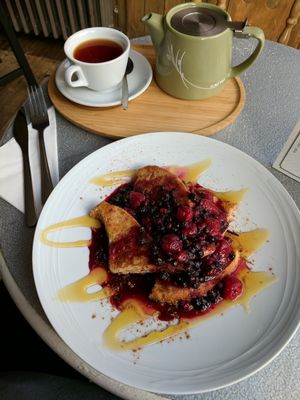 French toast with blueberries, raspberries and cinnamon syrup at The Fat Cyclist Cafe in Stirling