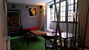 La salle de fond aménagé dans sa version "cosy", avec hamac, tapis de sol et table basse at La Palanche d'Aulac in Paris