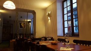 Salle du restaurant - ambiance calme et reposante at La Palanche d'Aulac in Paris