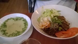 Hủ Tiếu Khô – 10,50€,
Pâtes de riz garnies de légumes et de seitan laqué aux 5 parfums, accompagnées d’un bol de bouillon. at La Palanche d'Aulac in Paris