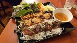 Skewer and noodles at La Palanche d'Aulac in Paris