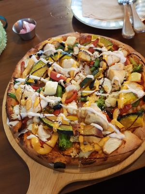 Hearty vegetables pizza 😋😋 v tasty at Around Green - 어라운드 그린 in Seoul