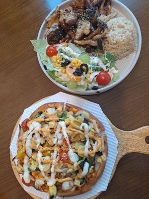 Mushroom kkanpung and starchy vegetables pizza at Around Green - 어라운드 그린 in Seoul